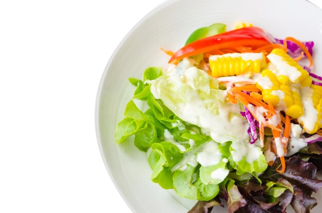 miska z sałatką na drewnianym stole