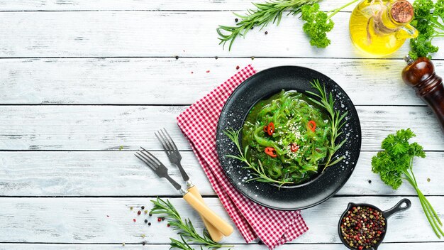 stół z przystrojonym daniem